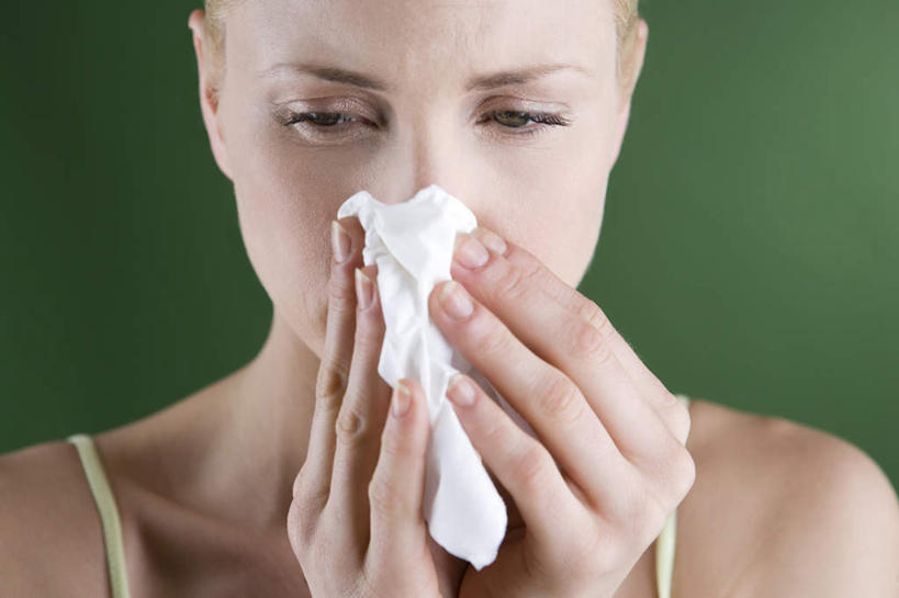 西方人,脸,头,脸颊,手,一个人,横图,室内,特写,白天,正面,生活用品,欧洲,欧洲人,双手,仅一个年轻女性,仅一个女性,仅一个人,握,绿色背景,阴影,反射,影子,纸,注视,肩膀,一个,纸巾,日用品,观察,看,手部,握着,摄影,影棚,单个,卫生纸,观看,察看,感冒,关注,伤风,生活用纸,年轻女性,女人,女性,白种人,头部,脸部,脸蛋,面部,半身,彩图,影棚拍摄,拍摄