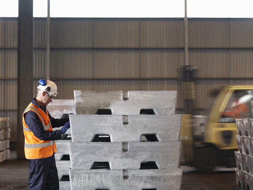 西方人,一个人,工厂,站,搬运,横图,室内,白天,侧面,工作服,制服,技术,帽子,欧洲,欧洲人,仅一个男性,仅一个人,仅一个中年男性,握,阴影,反射,头盔,影子,注视,车,工人,安全帽,容器,交通工具,低头,观察,看,站着,机械,工程车,压力,握着,工业,观看,储藏,固定,工程,叉车,察看,储存,关注,载具,交通运输,工作制服,工作车,男人,男性,中年男性,白种人,站立,半身,彩图,工作套服,工地,制造厂,货盘,贮存