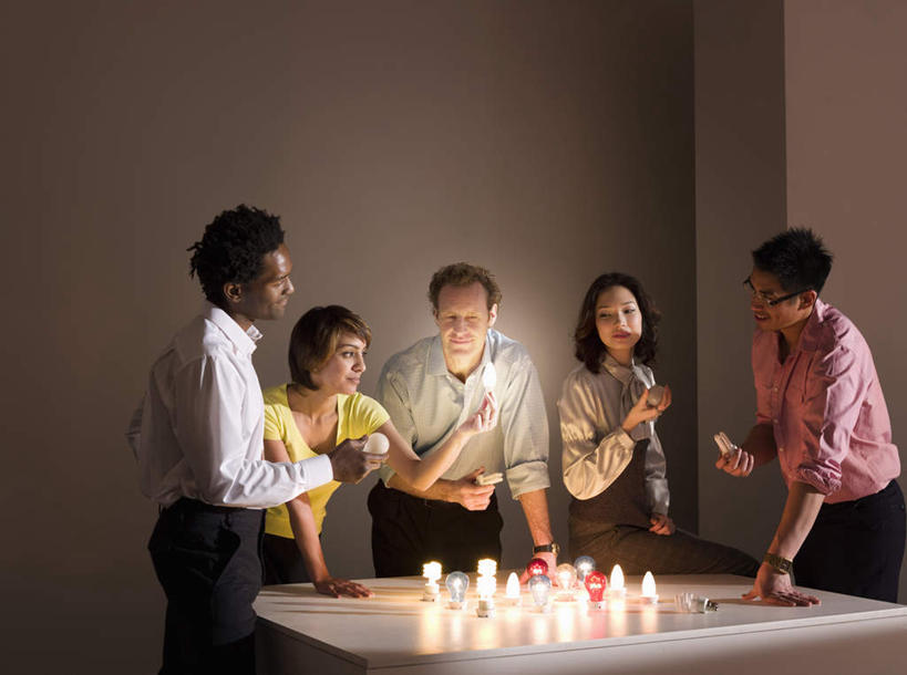 东方人,西方人,同事,商务人士,商务男性,商务女性,办公室,站,说,横图,室内,白天,正面,衬衫,讨论,成功,合作,团队,集体,信心,家具,桌子,照明,欧洲,非洲,黑人,欧洲人,亚洲,五个人,握,阴影,套装,环保,会议,光线,灯泡,影子,办公桌,灯光,许多人,注视,黄种人,队伍,灯,灯具,观察,看,站着,一群人,握着,白炽灯,能源,观看,照亮,回收,资源,察看,领导,成就,关注,商务装,集会,合伙,领袖,利用,工薪阶层,低碳,循环,照明工具,办公家具,白炽灯泡,持续,交流,男人,男性,年轻男性,年轻女性,女人,女性,中年男性,中年女性,白种人,非洲人,亚洲人,白领,上班族,沟通,讲话,交谈,商讨,说话,谈话,站立,半身,彩图,衬衣