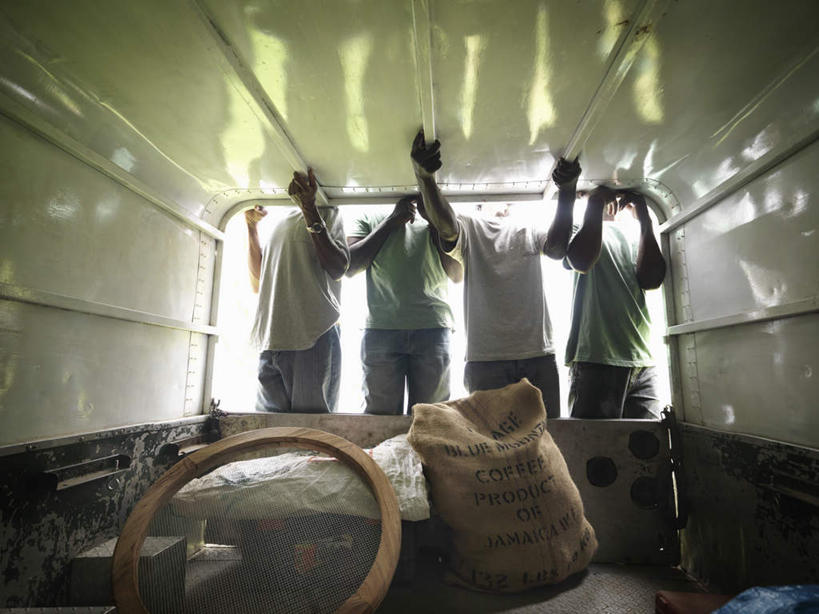 咖啡,西方人,四个人,伙伴,朋友,站,拉,横图,室外,白天,正面,友谊,合作,团队,植物,卡车,微型货车,豆,袋子,欧洲,非洲,黑人,欧洲人,一排,服装,整齐,豆类,豆子,集装箱,麻袋,休闲装,排列,衣服,容器,交通工具,咖啡豆,站着,休闲,休闲服,战略,服饰,集装箱车,储藏,货车,储存,队列,载具,货运车,豆科,联合,合谋,咖啡因,配合,协作,男人,男性,年轻男性,中年男性,非洲人,载重汽车,站立,半身,彩图,贮存