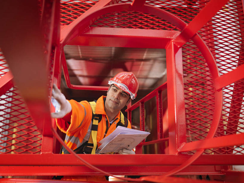 东方人,一个人,工程师,建筑工人,建筑师,站,摸,横图,室外,白天,正面,工作服,制服,帽子,亚洲,仅一个男性,仅一个人,抚摸,握,头盔,图纸,设计图,拿,拿着,注视,黄种人,仅一个年轻男性,安全帽,建筑工地,观察,看,站着,握着,观看,察看,关注,工程图,草图,蓝图,地盘,建筑地盘,施工地盘,工作制服,男人,男性,年轻男性,亚洲人,设计,技师,建筑工,建筑设计师,触摸,接触,站立,半身,彩图,工作套服,工地,安全服,反光背心,反光服,反光衣