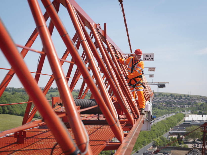 西方人,一个人,工程师,建筑工人,建筑师,站,横图,室外,白天,正面,工作服,制服,技术,草地,草坪,植物,建筑,帽子,欧洲,欧洲人,仅一个男性,仅一个人,仅一个中年男性,阴影,光线,头盔,影子,注视,设备,草,树,树木,施工,蓝色,绿色,蓝天,天空,阳光,自然,安全帽,建筑工地,天,观察,看,站着,机械,起重机,生长,晴朗,成长,观看,工程,察看,关注,万里无云,地盘,建筑地盘,施工地盘,工作制服,男人,男性,中年男性,白种人,晴空,晴空万里,技师,建筑工,建筑设计师,站立,彩图,全身,工作套服,工地,安全服,反光背心,反光服,反光衣