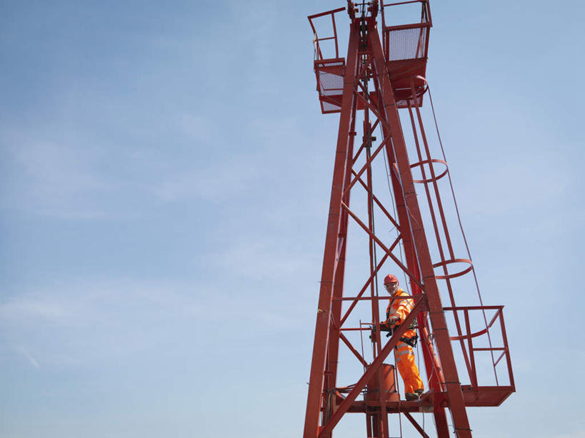 西方人,一个人,工程师,建筑工人,建筑师,站,横图,室外,白天,仰视,工作服,制服,技术,建筑,帽子,欧洲,欧洲人,仅一个男性,仅一个人,仅一个中年男性,阴影,光线,头盔,影子,注视,设备,施工,蓝色,蓝天,天空,阳光,安全帽,建筑工地,天,观察,看,站着,机械,起重机,晴朗,观看,工程,察看,关注,万里无云,地盘,建筑地盘,施工地盘,工作制服,男人,男性,中年男性,白种人,晴空,晴空万里,技师,建筑工,建筑设计师,站立,彩图,低角度拍摄,全身,工作套服,工地,安全服,反光背心,反光服,反光衣