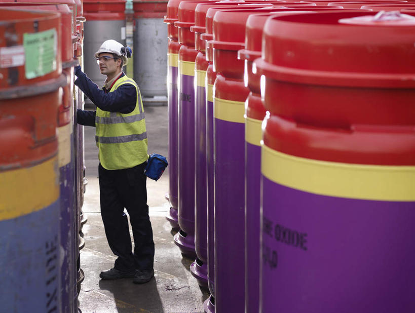 西方人,一个人,码头,站,摸,横图,室外,白天,侧面,工作服,制服,安全,港口,帽子,欧洲,欧洲人,仅一个男性,仅一个人,仅一个中年男性,一排,许多,抚摸,检查,整齐,并列,并排,头盔,眼镜,防护,很多,注视,排列,安全帽,容器,观察,看,站着,观看,储藏,天然气,护目镜,保护,察看,储存,队列,关注,保险,平行,煤气罐,保全,周全,安稳,安定,有机物,安全防护眼镜,搜检,工作制服,查察,查抄,检察,审查,甲烷,无色,无味,可燃冰,沼气,平安,男人,男性,中年男性,白种人,触摸,接触,站立,彩图,全身,工作套服,摆渡口,埠头,渡口,渡头,港湾,海港,货运码头,口岸,商港,安全服,反光背心,反光服,反光衣,贮存,防护眼镜