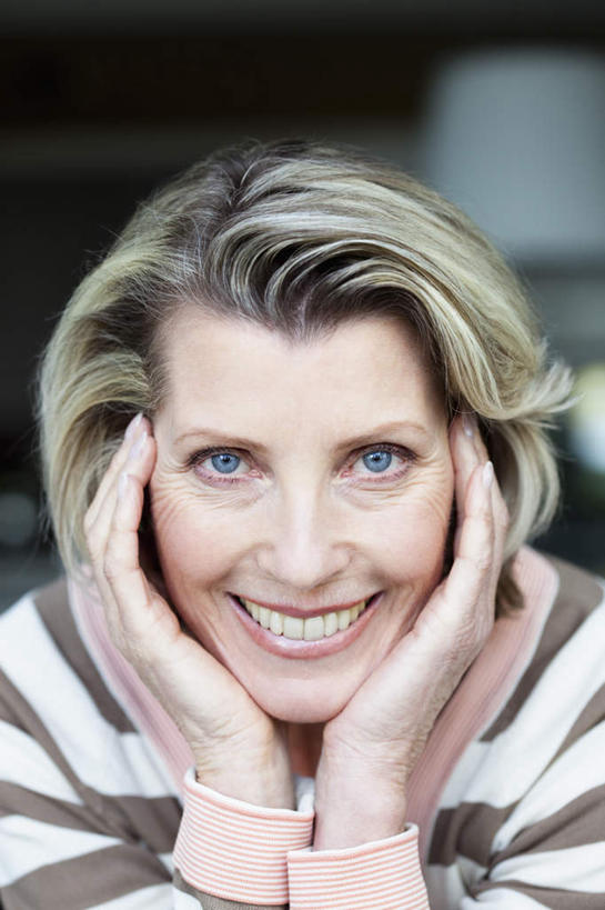 西方人,脸,头,脸颊,手,一个人,笑,微笑,露齿笑,竖图,室内,特写,白天,正面,欧洲,欧洲人,双手,仅一个女性,仅一个人,撑,服装,朦胧,模糊,托腮,注视,休闲装,肩膀,衣服,观察,看,托,休闲,手部,休闲服,服饰,仅一个老年女性,观看,察看,关注,托下巴,老年女性,女人,女性,白种人,头部,脸部,脸蛋,面部,半身,彩图