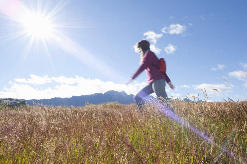 西方人,一个人,走,横图,室外,白天,仰视,旅游,探险,草地,草坪,植物,欧洲,欧洲人,仅一个年轻女性,仅一个女性,仅一个人,阴影,服装,裤子,光线,包,影子,云,云朵,云彩,旅行包,牛仔裤,休闲装,刺激,草,衣服,蓝色,绿色,白云,蓝天,天空,阳光,背包,天,享受,休闲,休闲服,服饰,晴朗,惊险,户外运动,考察,旅游包,冒险,年轻女性,女人,女性,白种人,晴空,步行,散步,走路,彩图,低角度拍摄,全身,眩光,双肩包