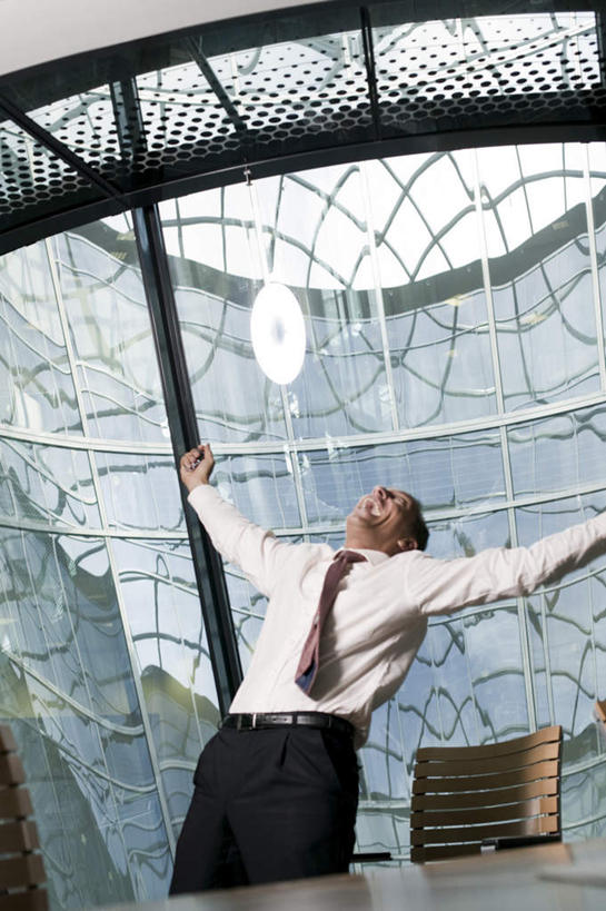 西方人,一个人,商务人士,商务男性,办公室,站,伸展双臂,竖图,室内,白天,仰视,衬衫,窗户,家具,桌子,椅子,欧洲,非洲,黑人,欧洲人,仅一个男性,仅一个人,仅一个中年男性,套装,欢呼,办公桌,注视,玻璃窗,会议椅,观察,看,站着,观看,办公椅,察看,喝彩,关注,商务装,工薪阶层,办公家具,商务椅,培训椅,男人,男性,中年男性,非洲人,白领,上班族,敞开双臂,伸开双臂,抬头,仰头,展开双肩,站立,张开手臂,张开双臂,半身,彩图,低角度拍摄,衬衣