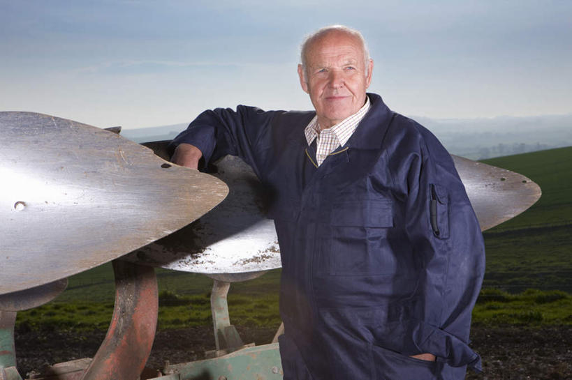 西方人,一个人,农民,农田,站,横图,室外,白天,正面,庄稼,农作物,欧洲,欧洲人,仅一个男性,仅一个人,阴影,服装,光线,影子,耕田,注视,衣服,蓝色,蓝天,天空,阳光,天,观察,看,站着,仅一个老年男性,搭,服饰,晴朗,观看,察看,衣着,穿着,搭着,关注,手插袋,单手插袋,种田,农具,犁,万里无云,单手抄兜,单手放兜,耕具,衣饰,老年男性,男人,男性,白种人,晴空,晴空万里,佃农,农场主,农夫,农工,乡下人,小农,庄稼人,插兜,手插兜,手放口袋,站立,半身,彩图,耕地,庄稼田,手抄兜