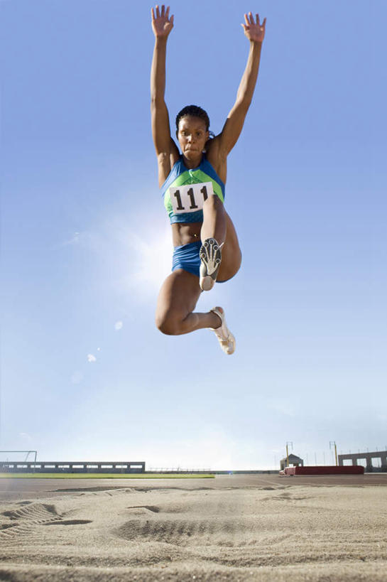西方人,一个人,运动员,跳,举,竖图,室外,白天,仰视,运动服,锻炼,快乐,比赛,运动,竞争,跳远,欧洲,非洲,黑人,欧洲人,仅一个年轻女性,仅一个女性,仅一个人,阴影,服装,光线,标志,数字,文字,影子,字符,田径,半空,注视,娱乐,标识,衣服,蓝色,蓝天,天空,阳光,天,观察,看,托,休闲,阿拉伯数字,服饰,晴朗,观看,察看,体育运动,衣着,穿着,关注,田径运动,万里无云,衣饰,体育,年轻女性,女人,女性,非洲人,晴空,晴空万里,体育运动员,运动选手,举起,举手,举着,跳跃,向上举,向上伸,向上托,彩图,低角度拍摄,全身,健身,急行跳远,运动装