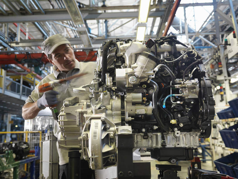 西方人,一个人,工厂,站,横图,室内,白天,仰视,机器,帽子,欧洲,欧洲人,仅一个男性,仅一个人,仅一个中年男性,服装,检查,注视,运动帽,衣服,观察,看,站着,发动机,机械,鸭舌帽,服饰,庞大,观看,复杂,察看,衣着,穿着,关注,搜检,衣饰,繁杂,查察,查抄,检察,审查,男人,男性,中年男性,白种人,站立,半身,彩图,低角度拍摄,工地,制造厂