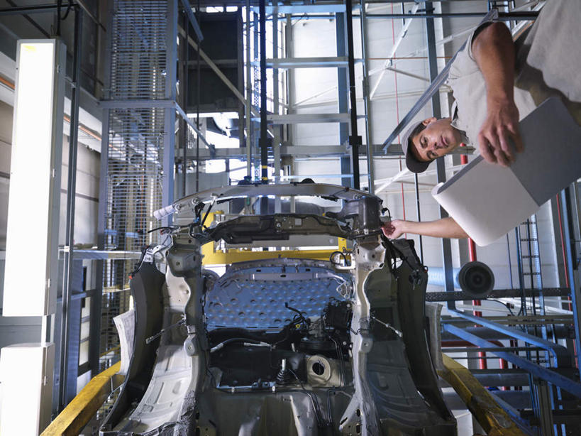 西方人,一个人,工厂,站,横图,室内,白天,仰视,汽车,帽子,欧洲,欧洲人,仅一个男性,仅一个人,仅一个中年男性,握,服装,检查,拿,拿着,注视,运动帽,车,衣服,白板,交通工具,轿车,观察,看,站着,鸭舌帽,握着,服饰,观看,察看,衣着,穿着,关注,载具,记录板,记事板,搜检,衣饰,查察,查抄,检察,审查,男人,男性,中年男性,白种人,站立,半身,彩图,低角度拍摄,工地,制造厂