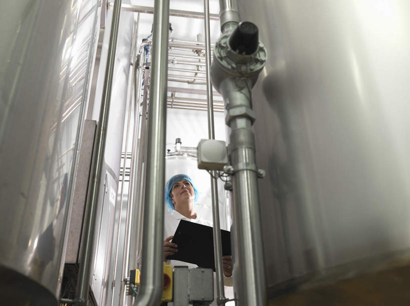 西方人,一个人,工厂,站,横图,室内,白天,仰视,欧洲,欧洲人,仅一个女性,仅一个人,握,服装,检查,管子,拿,拿着,注视,衣服,白色,白板,观察,看,站着,仅一个中年女性,握着,服饰,观看,察看,衣着,白大褂,穿着,关注,记录板,记事板,实验服,搜检,衣饰,查察,查抄,检察,审查,女人,女性,中年女性,白种人,站立,半身,彩图,低角度拍摄,工地,制造厂,实验衣