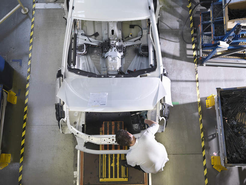 西方人,一个人,工厂,站,横图,俯视,室内,白天,汽车,欧洲,欧洲人,仅一个男性,仅一个人,仅一个中年男性,弯腰,检查,注视,车,交通工具,轿车,观察,看,站着,观看,察看,关注,载具,弯身,搜检,查察,查抄,检察,审查,男人,男性,中年男性,白种人,站立,彩图,高角度拍摄,全身,工地,制造厂