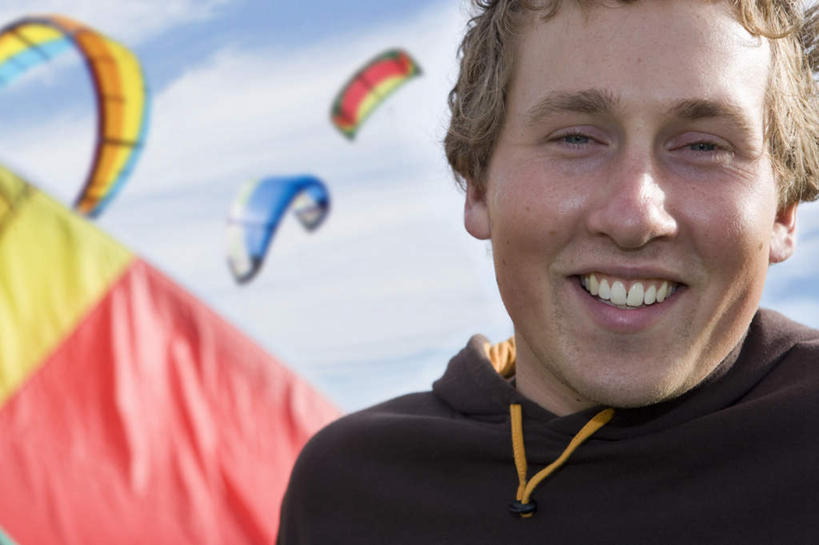 西方人,脸,头,脸颊,一个人,笑,微笑,露齿笑,横图,室外,特写,白天,仰视,锻炼,旅游,度假,运动,欧洲,欧洲人,仅一个男性,仅一个人,阴影,服装,光线,影子,云,云朵,云彩,注视,休闲装,娱乐,极限运动,肩膀,仅一个年轻男性,衣服,蓝色,白云,蓝天,天空,阳光,天,观察,看,享受,休闲,休闲服,放松,服饰,晴朗,观看,察看,关注,室外运动,户外运动,冲浪风筝,风筝冲浪,男人,男性,年轻男性,白种人,头部,脸部,脸蛋,面部,晴空,半身,彩图,低角度拍摄,健身