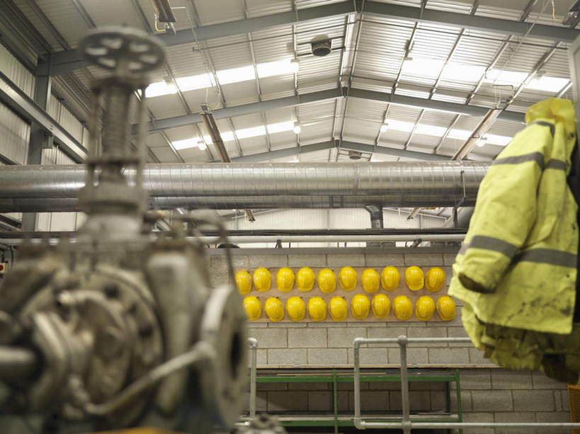 无人,工厂,横图,室内,白天,正面,工作服,制服,帽子,一排,许多,服装,整齐,并列,并排,头盔,墙,很多,墙壁,墙面,排列,衣服,黄色,安全帽,服饰,衣着,穿着,队列,平行,工作制服,衣饰,彩图,工作套服,工地,制造厂,安全服,反光背心,反光服,反光衣