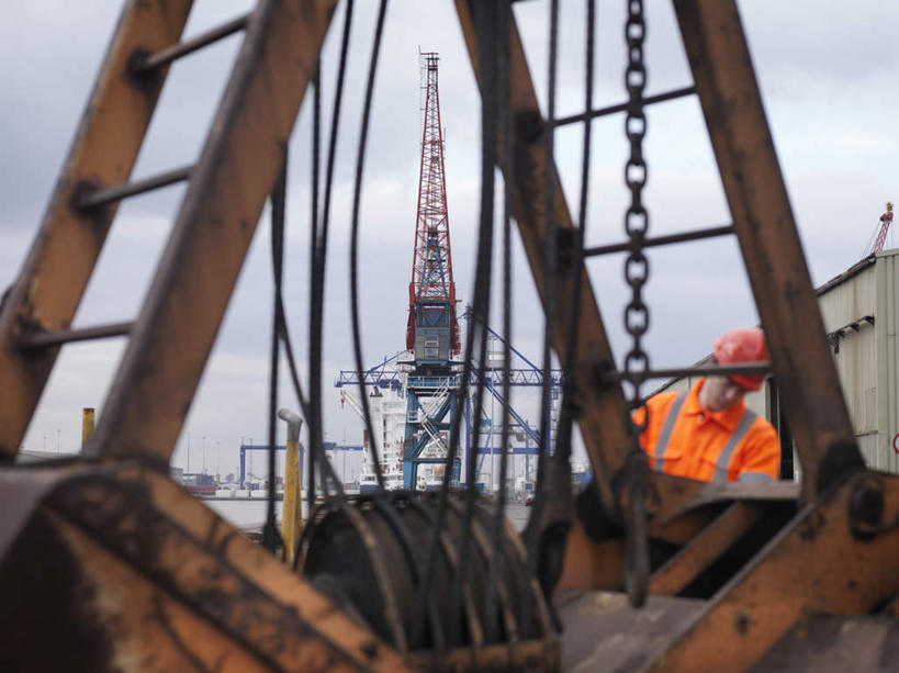 西方人,一个人,码头,站,攀登,横图,室外,白天,正面,工作服,制服,技术,港口,建筑,帽子,金属制品,欧洲,欧洲人,仅一个男性,仅一个人,服装,金属,梯子,头盔,阶梯,乌云,云,阴天,云朵,云彩,注视,设备,施工,仅一个年轻男性,衣服,天空,安全帽,天,观察,看,站着,机械,起重机,橙色,爬,服饰,观看,上升,工程,察看,昏暗,衣着,阴沉,穿着,关注,登高,工作制服,衣饰,滑车,起重滑车,男人,男性,年轻男性,白种人,攀爬,站立,半身,彩图,工作套服,摆渡口,埠头,渡口,渡头,港湾,海港,货运码头,口岸,商港,安全服,反光背心,反光服,反光衣