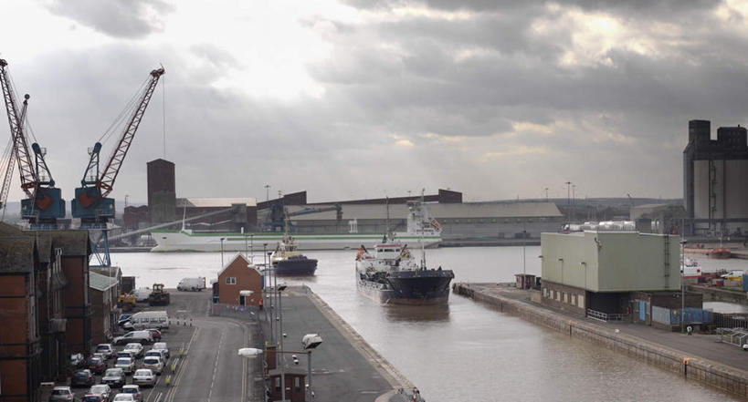 无人,码头,横图,室外,白天,正面,度假,技术,海浪,海洋,美景,城市风光,城市,港口,建筑,船,英国,欧洲,景观,浪花,乌云,云,阴天,云朵,云彩,娱乐,设备,英格兰,施工,天空,海水,交通工具,天,享受,休闲,机械,起重机,景色,放松,工程,昏暗,阴沉,西欧,载具,货船,大不列颠,海景,大不列颠及北爱尔兰联合王国,大不列颠联合王国,日不落英帝国,英吉利,滑车,起重滑车,大海,风浪,海,海水的波动,近岸浪,涌浪,彩图,摆渡口,埠头,渡口,渡头,港湾,海港,货运码头,口岸,商港,商船