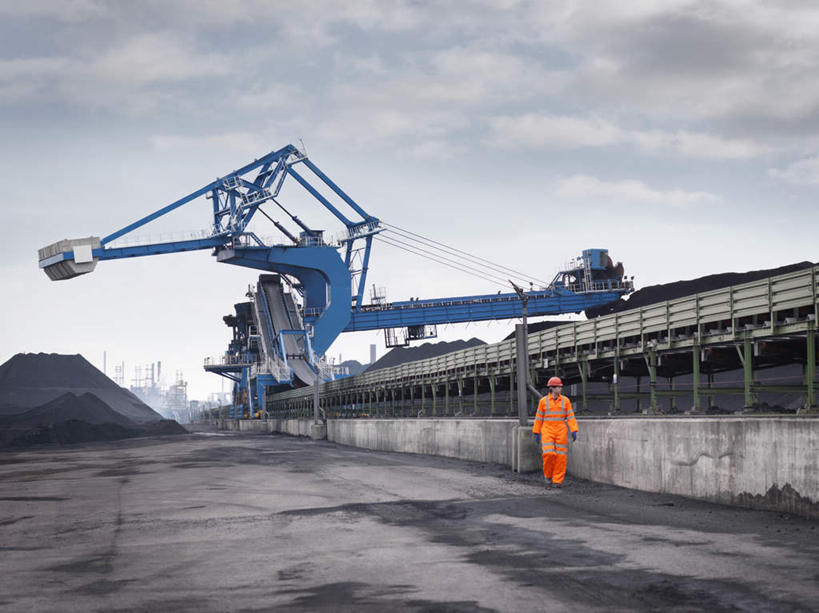 西方人,一个人,走,横图,室外,白天,正面,工作服,制服,机器,煤炭,帽子,欧洲,欧洲人,仅一个男性,仅一个人,头盔,墙,云,云朵,云彩,注视,墙壁,墙面,工人,仅一个年轻男性,蓝色,白云,蓝天,天空,安全帽,天,观察,看,机械,能源,晴朗,观看,燃料,察看,关注,煤,能量,工作制服,煤矿,矿业,化石燃料,男人,男性,年轻男性,白种人,晴空,步行,散步,走路,彩图,全身,工作套服,安全服,反光背心,反光服,反光衣