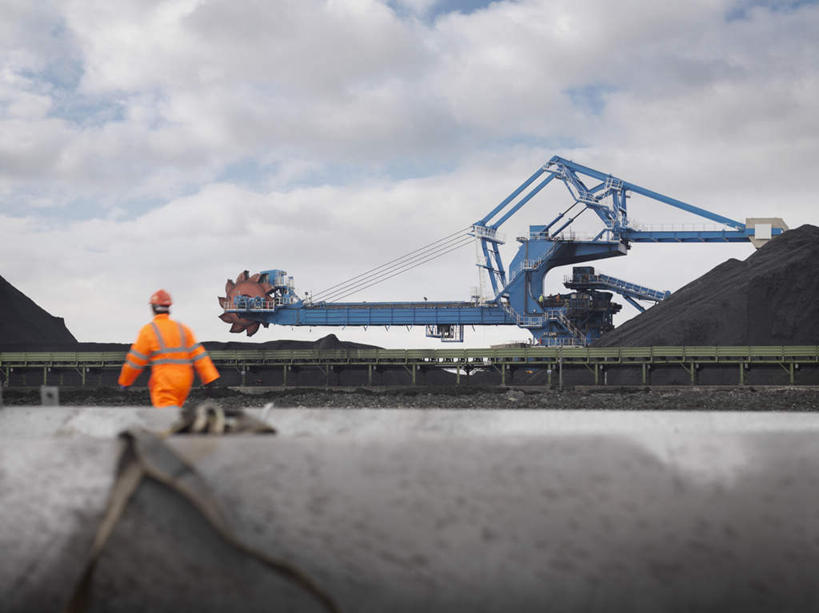 西方人,一个人,走,横图,室外,白天,工作服,制服,机器,煤炭,帽子,欧洲,欧洲人,仅一个男性,仅一个人,头盔,墙,云,云朵,云彩,注视,墙壁,墙面,工人,仅一个年轻男性,背面,蓝色,白云,蓝天,天空,安全帽,天,观察,看,机械,能源,晴朗,观看,燃料,察看,关注,煤,能量,工作制服,煤矿,矿业,化石燃料,男人,男性,年轻男性,白种人,晴空,步行,散步,走路,半身,彩图,工作套服,安全服,反光背心,反光服,反光衣