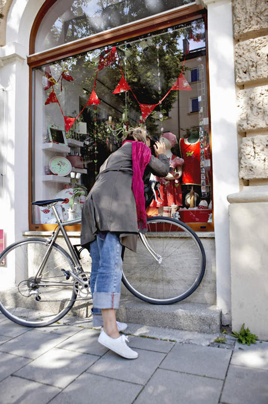 西方人,一个人,商店,站,竖图,室外,白天,侧面,购物,消费,窗户,超市,自行车,欧洲,欧洲人,仅一个女性,仅一个人,服装,装饰,注视,休闲装,货物,玻璃窗,车,脚踏车,衣服,货品,围巾,交通工具,观察,看,站着,仅一个中年女性,休闲,温暖,休闲服,金融,百货,服饰,便利店,围脖,观看,保暖,华丽,点缀,察看,御寒,关注,载具,选购,贸易,衬托,美观,雅致,雅观,血拼,零售店,女人,女性,中年女性,白种人,站立,彩图,全身,店铺,杂货店,杂货铺,货色