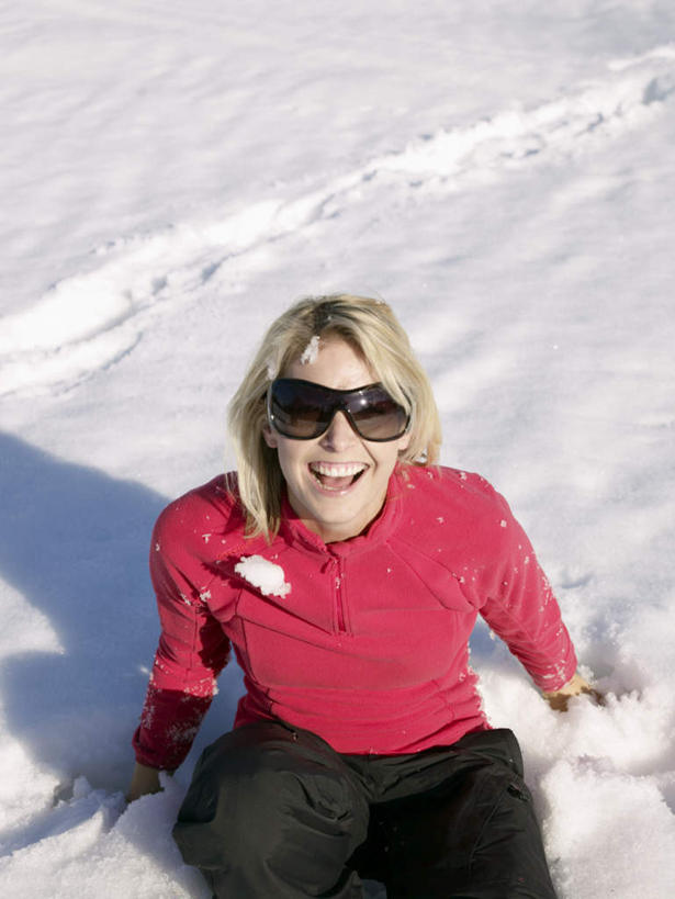 西方人,一个人,坐,笑,微笑,露齿笑,竖图,俯视,室外,白天,雪,大雪,欧洲,欧洲人,仅一个女性,仅一个人,阴影,服装,光线,墨镜,眼镜,影子,积雪,雪景,冬季,冬天,注视,休闲装,衣服,阳光,太阳镜,太阳眼镜,看,仅一个中年女性,休闲,休闲服,遮阳镜,寒冷,服饰,关注,严寒,女人,女性,中年女性,白种人,抬头,仰头,坐着,半身,彩图,高角度拍摄