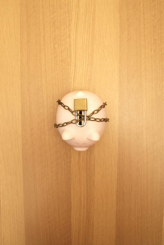 无人,竖图,俯视,室内,特写,白天,桌面,桌子,静物,木制,一个,木制品,容器,储蓄罐,链子,器皿,储蓄,存钱,金融,理财,经济,单个,资金,存钱罐,存款,流通,贸易,贮钱罐,储钱罐,扑满,彩图,高角度拍摄