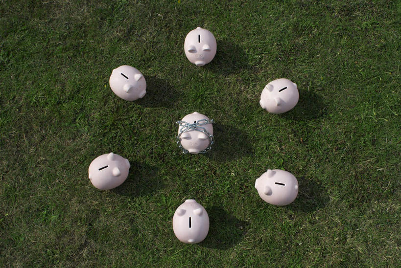 无人,横图,俯视,室外,白天,草地,草坪,植物,许多,很多,草,绿色,容器,储蓄罐,链子,器皿,储蓄,存钱,金融,理财,经济,资金,存钱罐,存款,流通,贸易,贮钱罐,储钱罐,扑满,彩图,高角度拍摄