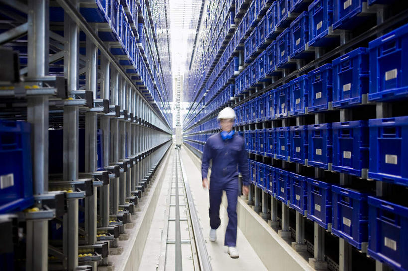 西方人,一个人,走,笑,微笑,横图,室内,白天,正面,工作服,制服,安全,帽子,欧洲,欧洲人,仅一个男性,仅一个人,一排,阴影,整齐,反射,篮子,头盔,影子,防护,仓库,注视,货架,架子,排列,工人,仅一个年轻男性,安全帽,观察,看,耳罩,观看,保护,察看,队列,关注,保险,陈列架,隔音,耳套,保全,周全,安稳,安定,耳护,工作制服,平安,男人,男性,年轻男性,白种人,步行,散步,走路,彩图,全身,工作套服,堆栈