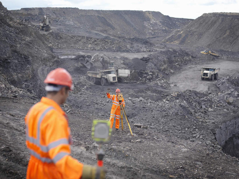 西方人,背部,两个人,伙伴,朋友,站,横图,室外,白天,正面,工作服,制服,友谊,合作,团队,机器,煤炭,卡车,汽车,帽子,欧洲,欧洲人,亚洲,握,阴影,光线,测量,头盔,影子,云,云朵,拿,云彩,拿着,注视,车,工人,红色,蓝色,白云,蓝天,天空,阳光,安全帽,交通工具,天,低头,观察,看,站着,机械,橙色,战略,握着,能源,晴朗,观看,测量工具,燃料,察看,衡量,关注,载具,煤,能量,经纬仪,矿工,量具,量仪,联合,合谋,垂头,丈量,工作制服,煤矿,矿业,化石燃料,配合,协作,男人,男性,中年男性,白种人,亚洲人,印度人,晴空,站立,半身,彩图,工作套服,矿山工人