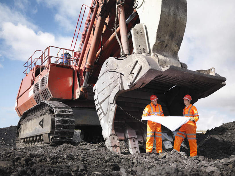 西方人,两个人,伙伴,朋友,站,横图,室外,白天,正面,工作服,制服,友谊,合作,团队,技术,建筑,帽子,欧洲,欧洲人,握,头盔,图纸,泥土,土壤,云,云朵,设计图,拿,云彩,拿着,注视,车,施工,工人,蓝色,白云,蓝天,天空,安全帽,交通工具,天,观察,看,站着,机械,工程车,战略,握着,晴朗,观看,工程,察看,关注,载具,工程图,草图,蓝图,推土机,矿工,联合,合谋,交通运输,工作制服,工作车,施工车,配合,协作,男人,男性,年轻男性,中年男性,白种人,设计,晴空,站立,彩图,全身,工作套服,矿山工人