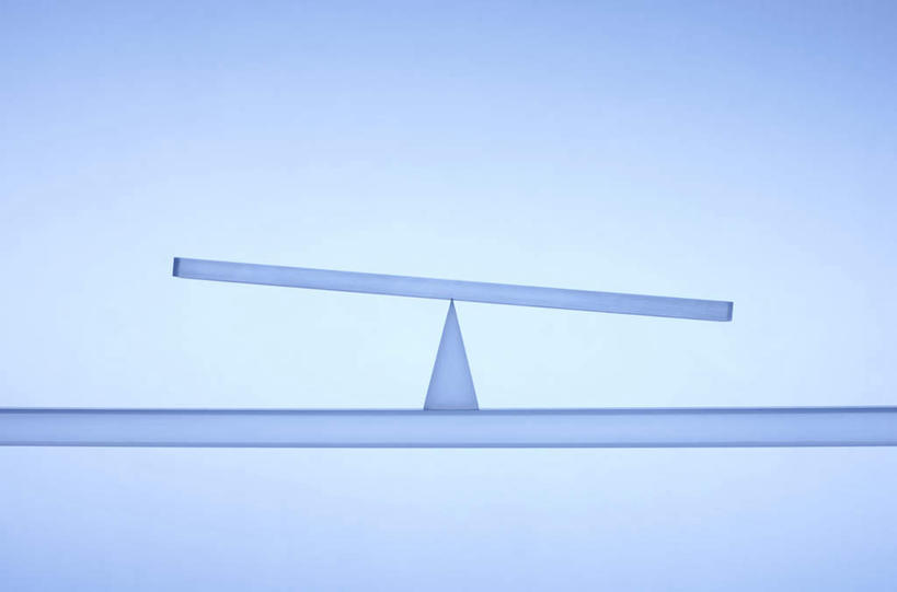 无人,横图,室内,特写,白天,正面,实验,仪器,桌子,静物,天平,阴影,蓝色背景,研究,反射,分析,化学,测试,影子,平衡,摄影,影棚,衡量,计量,试验耗材,实验用品,床上桌,懒人桌,秤,天平称,天平秤,彩图,影棚拍摄,拍摄