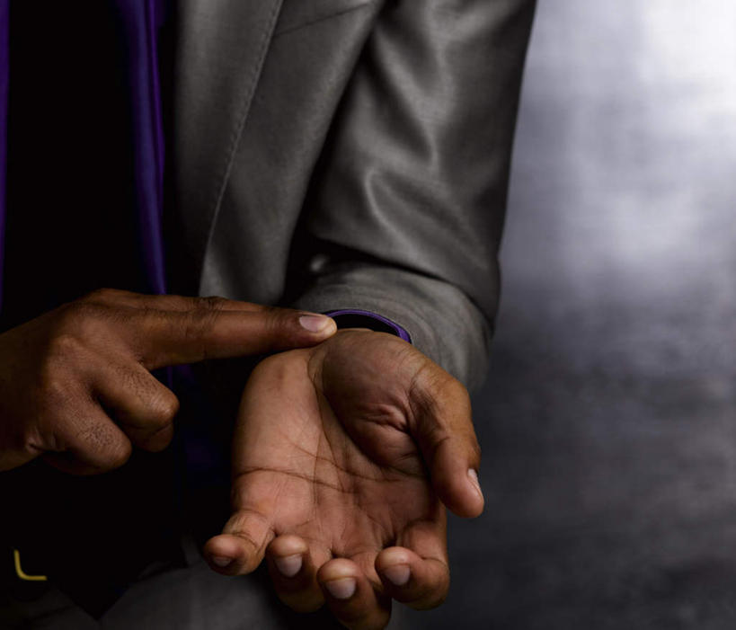 西方人,手,一个人,商务人士,商务男性,站,横图,室内,特写,白天,正面,衬衫,欧洲,非洲,黑人,欧洲人,仅一个男性,仅一个人,仅一个中年男性,阴影,灰色背景,套装,反射,影子,领带,紫色,站着,手部,摄影,影棚,单手,象征,庄重,商务装,身份,工薪阶层,把脉,正式,地位,切脉,评脉,男人,男性,中年男性,非洲人,白领,上班族,站立,半身,彩图,影棚拍摄,衬衣,拍摄