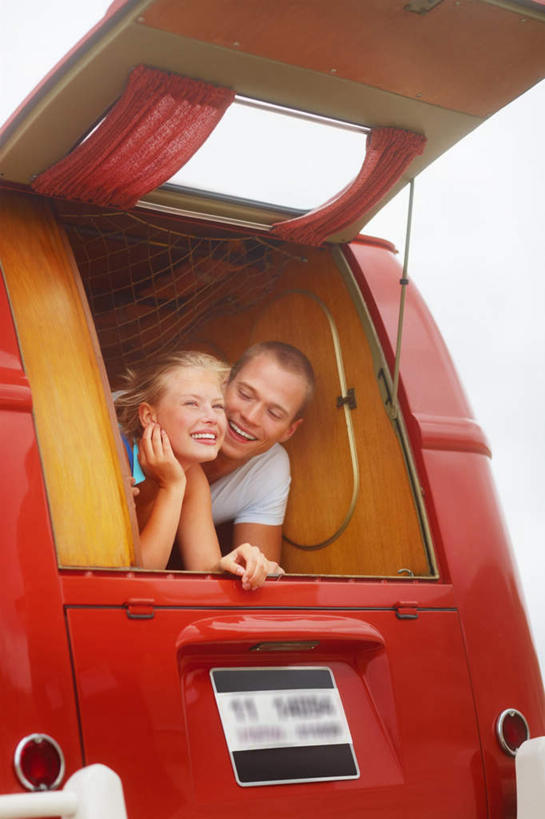 西方人,两个人,躺,笑,微笑,露齿笑,竖图,室外,白天,正面,爱情,汽车,欧洲,欧洲人,一辆,撑,服装,面包车,浪漫,托腮,注视,休闲装,车,衣服,红色,蓝色,蓝天,天空,交通工具,天,观察,看,趴着,托,休闲,温暖,温馨,休闲服,车牌,恩爱,恋人,服饰,凭证,晴朗,观看,和睦,察看,关注,托下巴,载具,万里无云,牌照,汽车牌照,行车凭证,卧着,男人,男性,年轻男性,年轻女性,女人,女性,白种人,情侣,晴空,晴空万里,趴,躺着,卧,半身,彩图,伴侣,融洽