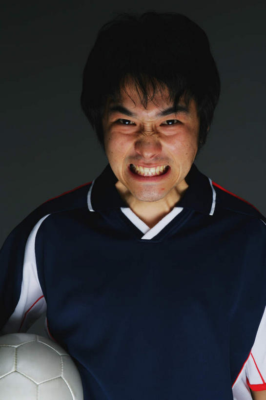 东方人,一个人,站,捧,竖图,室内,特写,白天,正面,运动服,足球,亚洲,仅一个男性,仅一个人,握,灰色背景,服装,生气,足球装备,拿,拿着,黄种人,运动器械,仅一个年轻男性,一个,衣服,白色,黑色,站着,健身器械,握着,愤怒,摄影,服饰,影棚,单个,衣着,穿着,发怒,情绪,健身器材,脾气,呲牙,忿怒,怨恨,强烈,蹴鞠,衣饰,激动,足球运动,男人,男性,年轻男性,亚洲人,端,端着,捧着,手捧,站立,半身,彩图,影棚拍摄,拍摄,运动器材,运动装