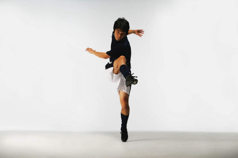 东方人,一个人,运动员,站,横图,室内,白天,白色背景,正面,运动服,锻炼,运动,亚洲,仅一个男性,仅一个人,抬,踢,阴影,服装,反射,影子,注视,黄种人,仅一个年轻男性,衣服,看,站着,抬脚,姿势,摄影,服饰,影棚,姿态,衣着,穿着,关注,扭转,衣饰,姿式,体育,男人,男性,年轻男性,亚洲人,体育运动员,运动选手,站立,彩图,全身,影棚拍摄,健身,拍摄,花式足球,甩,运动装