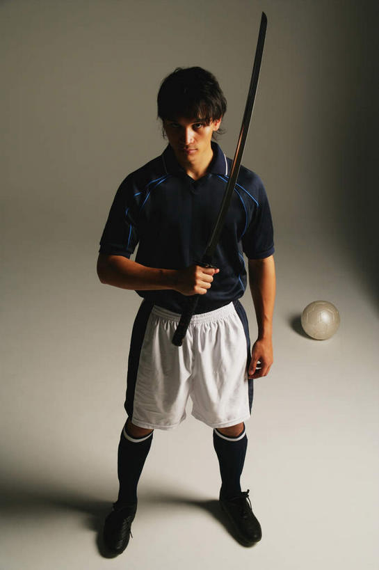 西方人,一个人,运动员,站,竖图,俯视,室内,白天,白色背景,运动服,锻炼,运动,竞争,足球,欧洲,欧洲人,仅一个男性,仅一个人,对抗,握,阴影,服装,冲突,反射,武士刀,影子,刀具,足球装备,拿,拿着,注视,破坏,运动器械,仅一个年轻男性,一个,衣服,白色,刀,观察,看,站着,健身器械,武器,战争,盯,握着,摄影,服饰,影棚,单个,观看,瞪,损坏,察看,攻击,威胁,衣着,穿着,对立,关注,矛盾,兵器,防御,健身器材,日本刀,敌对,挫败,斗争,抗拒,抗衡,冷兵器,蹴鞠,凶器,杀伤,威慑,东洋刀,东瀛刀,日本武士刀,衣饰,体育,危险,足球运动,男人,男性,年轻男性,白种人,体育运动员,运动选手,站立,彩图,高角度拍摄,全身,影棚拍摄,健身,拍摄,运动器材,运动装