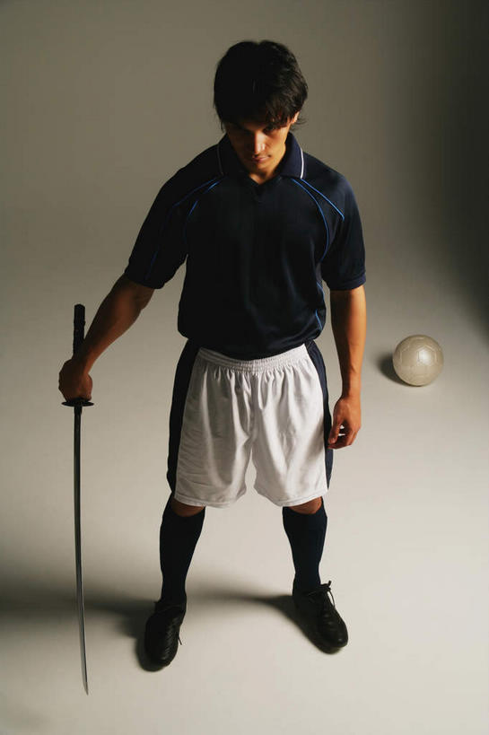 西方人,一个人,运动员,站,竖图,俯视,室内,白天,白色背景,运动服,锻炼,运动,竞争,足球,欧洲,欧洲人,仅一个男性,仅一个人,对抗,握,阴影,服装,冲突,反射,武士刀,影子,刀具,足球装备,拿,拿着,注视,破坏,运动器械,仅一个年轻男性,一个,衣服,白色,刀,观察,看,站着,健身器械,武器,战争,盯,握着,摄影,服饰,影棚,单个,观看,瞪,损坏,察看,攻击,威胁,衣着,穿着,对立,关注,矛盾,兵器,防御,健身器材,日本刀,敌对,挫败,斗争,抗拒,抗衡,冷兵器,蹴鞠,凶器,杀伤,威慑,东洋刀,东瀛刀,日本武士刀,衣饰,体育,危险,足球运动,男人,男性,年轻男性,白种人,体育运动员,运动选手,站立,彩图,高角度拍摄,全身,影棚拍摄,健身,拍摄,运动器材,运动装