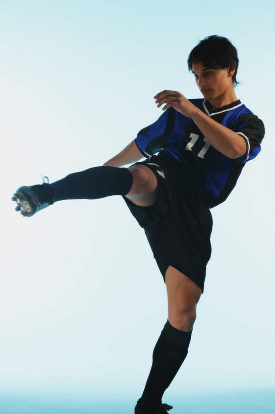 西方人,一个人,运动员,站,举,竖图,室内,白天,白色背景,正面,运动服,锻炼,运动,欧洲,欧洲人,仅一个男性,仅一个人,踢,阴影,服装,反射,影子,仅一个年轻男性,衣服,托,站着,姿势,摄影,服饰,影棚,姿态,衣着,穿着,衣饰,姿式,体育,男人,男性,年轻男性,白种人,体育运动员,运动选手,举起,举手,举着,向上举,向上伸,向上托,站立,彩图,全身,影棚拍摄,健身,拍摄,运动装