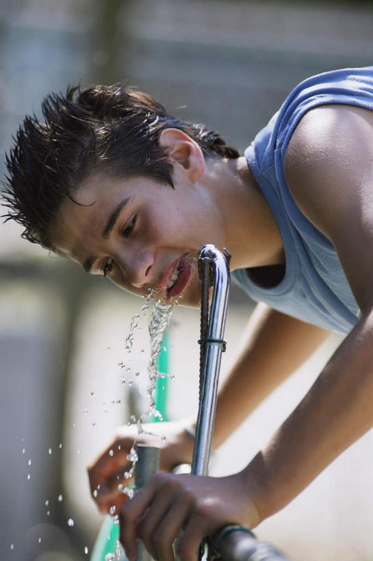 西方人,一个人,运动员,站,竖图,室外,特写,白天,侧面,运动服,足球,植物,欧洲,欧洲人,仅一个男性,仅一个人,撑,喝,阴影,服装,朦胧,模糊,光线,水龙头,影子,足球装备,注视,运动器械,开关,装饰品,树,树木,仅一个年轻男性,衣服,蓝色,绿色,蓝天,天空,阳光,自然,饰品,手链,首饰,天,打开,观察,看,站着,健身器械,服饰,生长,成长,观看,阀门,察看,撑着,开启,衣着,穿着,关注,健身器材,蹴鞠,水咀,衣饰,足球运动,男人,男性,年轻男性,白种人,体育运动员,运动选手,站立,半身,彩图,运动器材,运动装