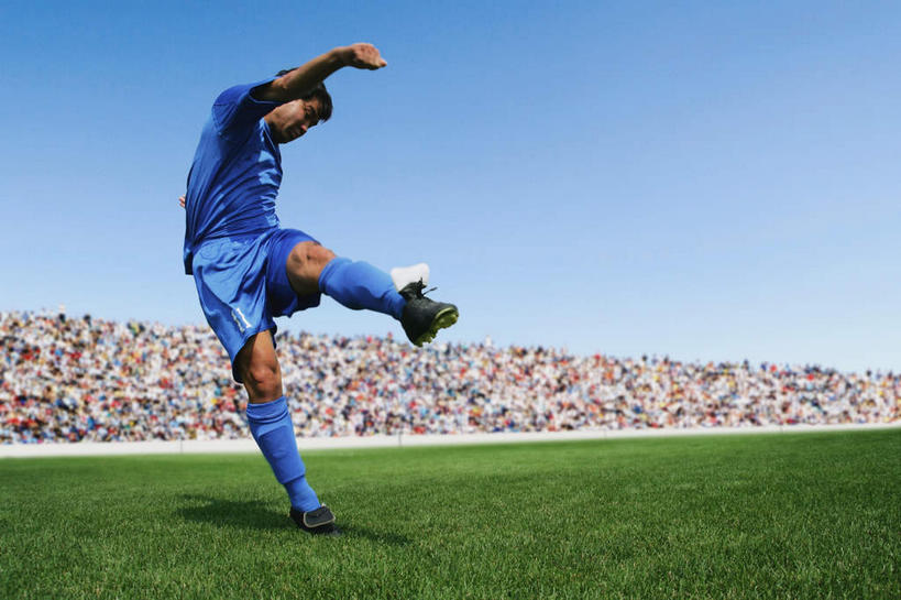 东方人,一个人,观众,运动员,足球场,举,横图,室外,白天,仰视,运动服,草地,草坪,植物,亚洲,仅一个男性,仅一个人,抬,踢,阴影,服装,朦胧,模糊,光线,影子,注视,黄种人,草,仅一个年轻男性,衣服,蓝色,绿色,蓝天,天空,阳光,天,观察,看,托,姿势,服饰,观看,察看,姿态,衣着,穿着,关注,绿茵场,动感,衣饰,姿式,男人,男性,年轻男性,亚洲人,观赏人员,体育运动员,运动选手,举起,举手,举着,向上举,向上伸,向上托,彩图,低角度拍摄,全身,足球比赛场地,运动装