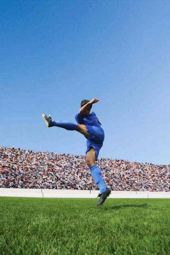 东方人,一个人,观众,运动员,足球场,跳,举,竖图,室外,白天,仰视,运动服,草地,草坪,植物,亚洲,仅一个男性,仅一个人,抬,踢,阴影,服装,朦胧,模糊,光线,影子,半空,注视,黄种人,草,仅一个年轻男性,衣服,蓝色,绿色,蓝天,天空,阳光,天,观察,看,托,姿势,服饰,转身,观看,察看,姿态,衣着,穿着,关注,绿茵场,动感,衣饰,姿式,男人,男性,年轻男性,亚洲人,观赏人员,体育运动员,运动选手,举起,举手,举着,跳跃,向上举,向上伸,向上托,彩图,低角度拍摄,全身,足球比赛场地,运动装