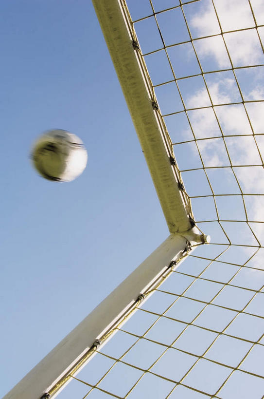 无人,竖图,室外,白天,仰视,足球,飞翔,阴影,花纹,飞行,光线,球门,影子,云,云朵,球网,足球装备,翱翔,云彩,运动器械,飞,球,一个,蓝色,白色,黑色,白云,蓝天,天空,阳光,天,球体,健身器械,单个,斑纹,健身器材,蹴鞠,足球网,足球运动,彩图,低角度拍摄,足球球网,运动器材