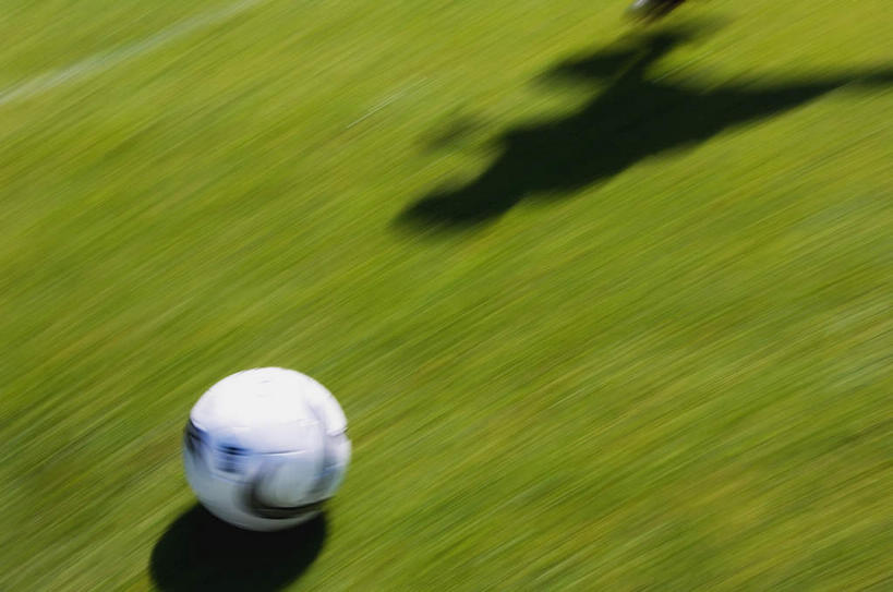 西方人,一个人,无人,运动员,足球场,横图,俯视,室外,白天,足球,草地,草坪,植物,欧洲,欧洲人,仅一个男性,仅一个人,阴影,花纹,朦胧,模糊,光线,影子,足球装备,运动器械,球,草,仅一个年轻男性,一个,绿色,白色,黑色,阳光,奔跑,球体,踢球,健身器械,单个,斑纹,健身器材,绿茵场,蹴鞠,足球运动,男人,男性,年轻男性,白种人,体育运动员,运动选手,半身,彩图,高角度拍摄,足球比赛场地,运动器材