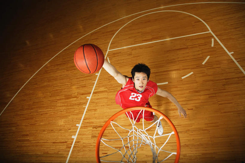 东方人,一个人,运动员,体育馆,运动场,跳,横图,俯视,室内,白天,运动服,运动鞋,锻炼,快乐,比赛,运动,竞争,篮球,地板,鞋子,亚洲,仅一个男性,仅一个人,握,服装,圆形,篮筐,篮球架,分界线,篮球装备,篮板,地面,半空,弧形,拿,投篮,拿着,注视,黄种人,娱乐,运动器械,体育场,木地板,仅一个年轻男性,衣服,看,休闲,弧度,健身器械,扣篮,握着,服饰,弧线,体育运动,关注,环形,标线,健身器材,篮球运动,运动馆,体育,男人,男性,年轻男性,亚洲人,体育运动员,运动选手,抬头,跳跃,仰头,彩图,高角度拍摄,全身,健身,运动器材