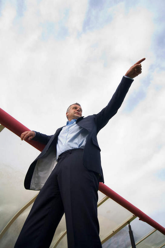 西方人,一个人,商务人士,商务男性,栏杆,站,竖图,室外,白天,仰视,衬衫,欧洲,欧洲人,仅一个男性,仅一个人,仅一个中年男性,指,套装,扶手,云,云朵,云彩,注视,方向,护栏,蓝色,白云,蓝天,天空,天,看,靠,靠着,手势,倚靠,站着,教练,倚着,指向,食指,关注,商务装,工薪阶层,男人,男性,中年男性,白种人,白领,上班族,抬头,仰头,站立,半身,彩图,低角度拍摄,衬衣