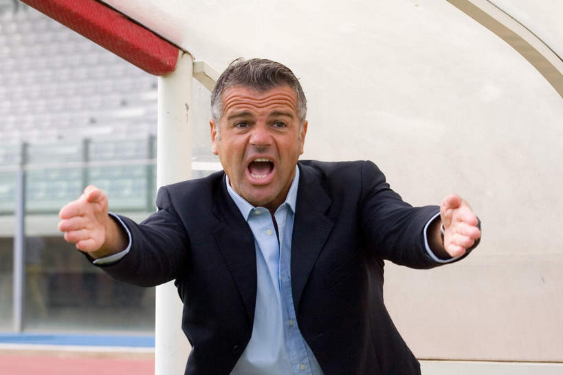 西方人,一个人,商务人士,商务男性,栏杆,说,横图,室外,白天,正面,衬衫,讨论,欧洲,欧洲人,仅一个男性,仅一个人,仅一个中年男性,套装,惊讶,扶手,云,云朵,云彩,注视,护栏,蓝色,白云,蓝天,天空,天,观察,看,双手摊开,张嘴,教练,无奈,观看,遗憾,惊奇,烦恼,察看,关注,商务装,张大嘴巴,工薪阶层,可惜,无计可施,惋惜,怜惜,无语,交流,男人,男性,中年男性,白种人,白领,上班族,张开嘴,沟通,讲话,交谈,商讨,说话,谈话,半身,彩图,衬衣