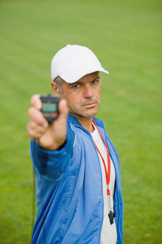 西方人,一个人,足球场,站,竖图,俯视,室外,白天,运动服,比赛,草地,草坪,植物,计时器,帽子,欧洲,欧洲人,仅一个男性,仅一个人,仅一个中年男性,握,服装,时间,传递,信息,哨子,拿,计时,拿着,注视,运动帽,草,衣服,绿色,观察,看,站着,鸭舌帽,联络,握着,服饰,观看,声音,定时器,信号,察看,准确,口哨,关注,集合,精准,绿茵场,召唤,传达,号令,讯号,裁判员,评判员,男人,男性,中年男性,白种人,站立,半身,彩图,高角度拍摄,足球比赛场地