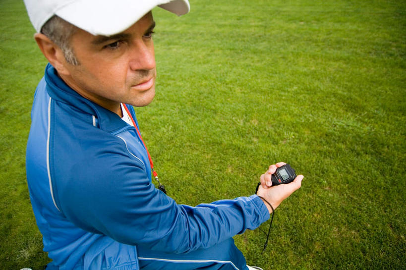 西方人,一个人,足球场,蹲,横图,俯视,室外,白天,运动服,比赛,草地,草坪,植物,计时器,帽子,欧洲,欧洲人,仅一个男性,仅一个人,仅一个中年男性,握,服装,时间,传递,信息,哨子,拿,计时,拿着,注视,运动帽,草,衣服,蓝色,绿色,观察,看,鸭舌帽,联络,握着,服饰,观看,声音,定时器,信号,察看,准确,口哨,关注,集合,精准,绿茵场,召唤,传达,号令,讯号,裁判员,评判员,男人,男性,中年男性,白种人,蹲着,半身,彩图,高角度拍摄,足球比赛场地