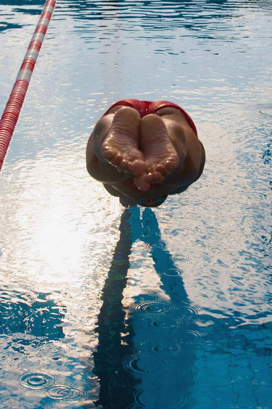 西方人,一个人,体育馆,游泳池,栏杆,跳,竖图,俯视,室内,白天,水,欧洲,欧洲人,仅一个男性,仅一个人,仅一个中年男性,飞溅,溅,扶手,液体,水池,水滴,水花,水面,半空,双脚,泳池,护栏,裸露,水珠,合并,赤裸,游泳馆,喷洒,裸,男人,男性,中年男性,白种人,跳跃,彩图,高角度拍摄,全身,泳衣