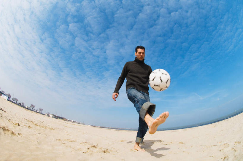 西方人,一个人,站,横图,室外,白天,广角镜头,鱼眼镜头,仰视,毛衣,足球,沙滩,欧洲,欧洲人,仅一个男性,仅一个人,踢,阴影,服装,裤子,光线,颠球,沙子,影子,海岸,云,云朵,足球装备,沙地,训练,云彩,注视,牛仔裤,休闲装,光脚,运动器械,仅一个年轻男性,衣服,蓝色,白云,蓝天,天空,阳光,天,观察,看,站着,休闲,赤脚,休闲服,踢球,健身器械,服饰,晴朗,观看,察看,练习,关注,健身器材,蹴鞠,操练,实习,足球运动,男人,男性,年轻男性,白种人,海滩,晴空,站立,彩图,低角度拍摄,全身,绒衣,套衫,套头毛衣,线衣,运动器材